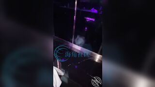 Clip địt tay vịn trong quán karaoke của mấy anh Trung Quốc