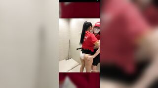 Hai em siêu thị dâm đãng vào toilet thủ dâm nhau