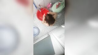 đặt cam quay lén nhà tắm nhà hàng xóm đi tắm nhìn nứng quá