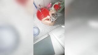 đặt cam quay lén nhà tắm nhà hàng xóm đi tắm nhìn nứng quá
