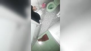 đặt cam quay lén nhà tắm nhà hàng xóm đi tắm nhìn nứng quá - phần 2