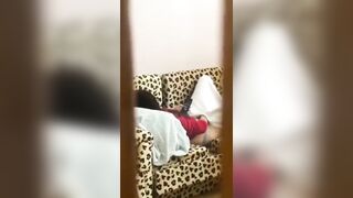 đứa em họ sang nhà chơi mà nó nằm ở phòng khách tự móc bím