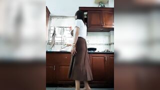 Vừa nấu ăn vừa chơi máy rung sướng bắn nước