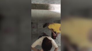 quay lén hai em xinh tươi thay quần áo ở bể bơi