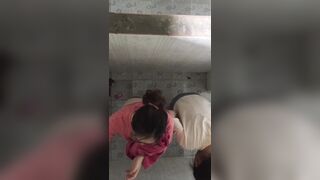 quay lén hai em xinh tươi thay quần áo ở bể bơi