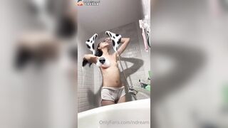 Onlyfan ndream e teen dâm vừa đi tắm vừa show hàng đầu ti lép trông buồn cười vcl