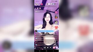 Dâm nữ Việt cực xinh mặc đồ gợi cảm nữa hở nữa che show trên live nhảy cực cuốn