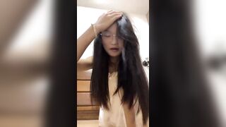 Bé teen nữ kính cận livetream cởi đồ móc lồn nhắm mắt nằm rên rỉ