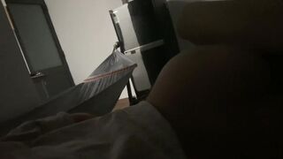 em đang ngủ nhưng anh vẫn địt xuất hết vào trong song lại lau cho em nó