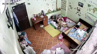vợ chồng trẻ có khác địt từ trên giường xuống dưới đất