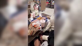Dùng tinh trùng người yêu chấm khoai tây chiên ở tại quán