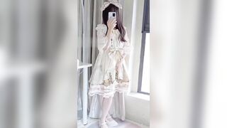 Nhỏ này mặc đồ lolita trắng SƯỚNG một mình trong phòng