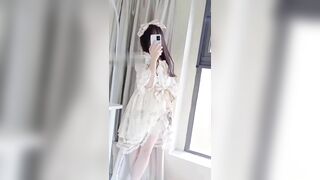 Nhỏ này mặc đồ lolita trắng SƯỚNG một mình trong phòng