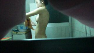 bé hàng xóm đi tắm nhìn dáng bé nó bén quán