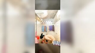 Chị gái tắm quay video gửi trai trẻ