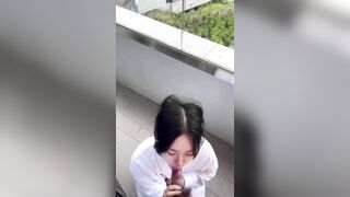 Gái dâm bú cu ngoài ban công