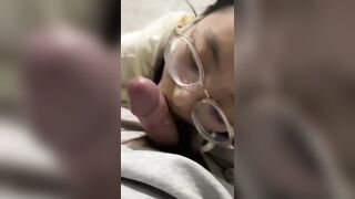 Em kính cận dâm dãng bú lấy bú để con cu to để được bắn tinh khắp mặt