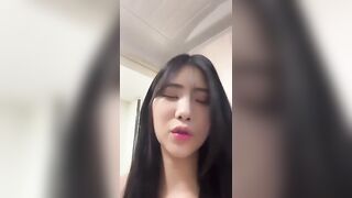 Em nứng quá thủ dâm luôn trong nhà WC