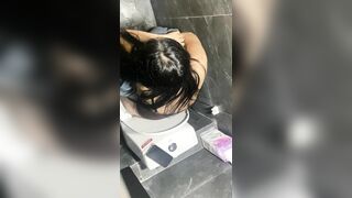 quay lén nhà vệ sinh mấy em sinh viên đi đái nhìn ngon vcl - phần 1