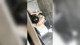 quay lén nhà vệ sinh mấy em sinh viên đi đái nhìn ngon vcl - phần 4