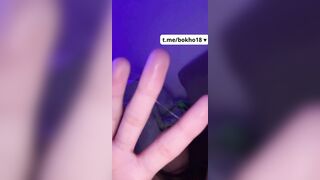 Bé gốc việt móc lồn dính tay đem lên liếm sạch cực dâm