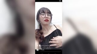 em sinh viên kính cận dáng đẹo mê quá