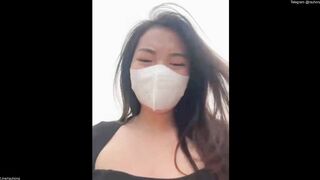 E hàng dâm nứng lồn vừa đi xe bus vừa livetream móc lồn public trên xe chảy đầy nc p4
