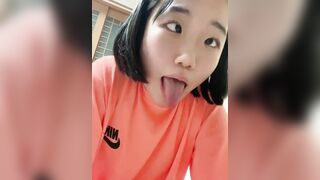 Dâm nữ học sinh Hàn thích làm nô lệ trợn mắt há mồm dùng cán lượt móc lồn dâm
