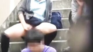 2 đứa quỷ cái nghịch đái lên người lạ