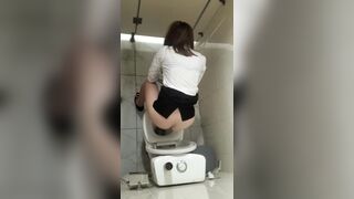 quay lén nhân viên ngân hàng đi đái em nào cũng trắng xinh - phần 3