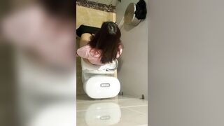 quay lén nhân viên ngân hàng đi đái em nào cũng trắng xinh - phần 8