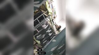 mấy em sinh viên ở ký túc xá toàn cưởi chuồng đi ngủ thế này sao
