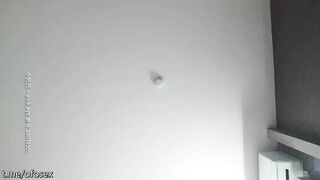 千人斩探花反差姐妹花双飞大战牛仔长裙美女浴室一起洗澡三人互舔操完一个再换下一个