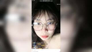 gái xinh loli tập tành live khoe hàng em còn quay full mặt