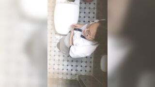 quay lén bé lớp 11 thay áo dài trong nhà tắm