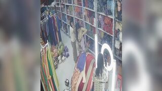 chủ shop quần áo thay quần áo nhìn em nó ngon quá
