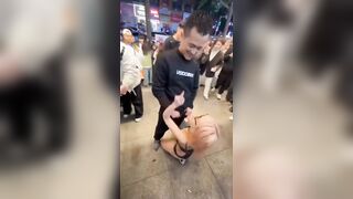 Vạch cu giữa đám đông gái lạ bú luôn