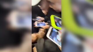 Vạch cu giữa đám đông gái lạ bú luôn