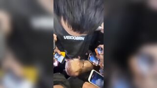 Vạch cu giữa đám đông gái lạ bú luôn