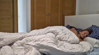 Đi vào phòng thấy bố mẹ đang làm tình, con gái lặng lẻ đứng xem rồi tự thủ dâm