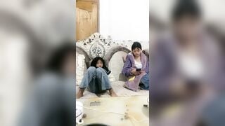 Phòng live của mấy e teen mới lớn non choẹt cởi đồ show hàng địt nhau tập thể p2