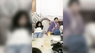 Phòng live của mấy e teen mới lớn non choẹt cởi đồ show hàng địt nhau tập thể p2