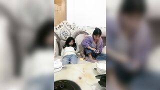 Phòng live của mấy e teen mới lớn non choẹt cởi đồ show hàng địt nhau tập thể p2
