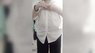 E hs dâm vừa đi học về là liền vào phòg cởi đồ show hàng ngồi tự quay vid móc lồn dâm