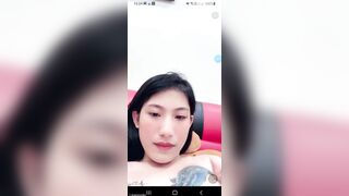 Idol tiktok Huỳnh Bảo Trân xinh gái mu lồn to nằm livetream khỏa thân xoa lồn dâm