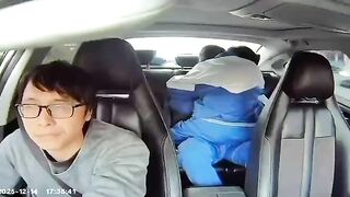 2 em hs mới lớn đi taxi lén lút quắn quýt nhau trên xe ngay sau lưng a tài xế