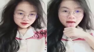 Sinh viên thèm cu ảo tưởng đang mơn trớn