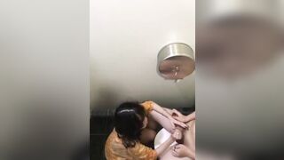 Quay lén em học sinh bú cu cho bạn trai trong WC