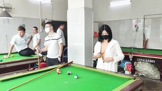 Dâm nữ khỏa thân vào quán bida chơi show hàng public cho mấy a ngắm hàng p4