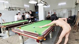 Dâm nữ khỏa thân vào quán bida chơi show hàng public cho mấy a ngắm hàng p4